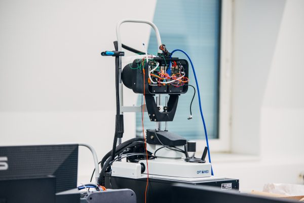 early-prototype-of-eye-tracking-600x401